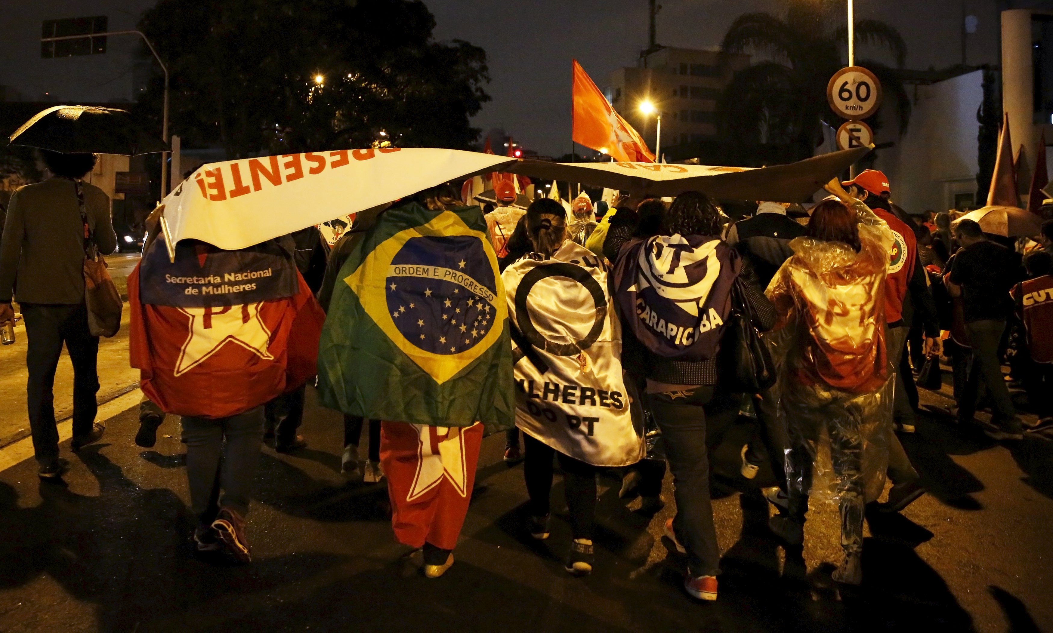 Manifestantes durante ato em apoio a presidente Dilma nesta quinta (20) em São Paulo. | Nacho Doce/Reuters