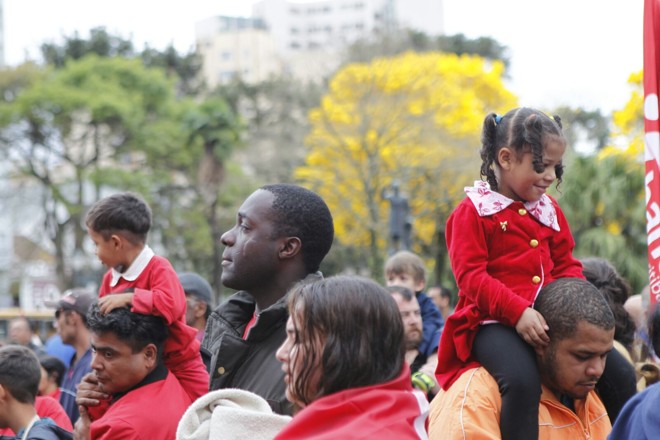 Inúmeros participantes carregaram crianças nos ombros durante a concentração na Praça Santos Andrade | Jonathan Campos/Gazeta do Povo