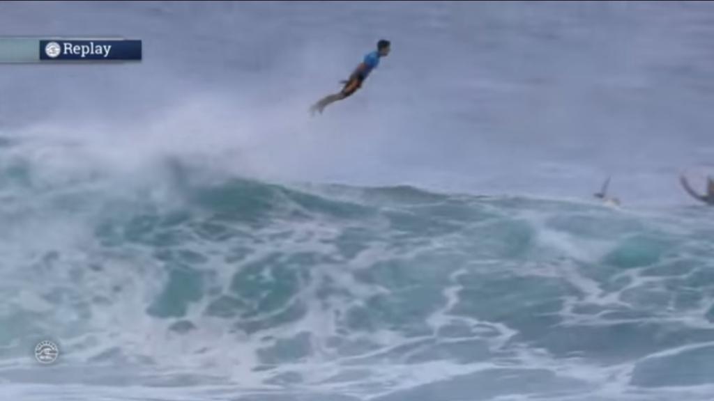 Gabriel Medina voa depois de finalizar um belo tubo no Taiti e se classificar para as quartas de final. | Reprodução/WSL