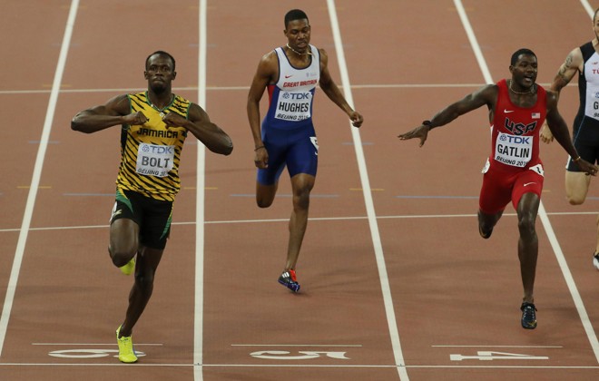 Antes mesmo de cruzar a linha de chegada, Bolt já comemorava a vitória bem ao seu estilo, apontando para si e gesticulando muito. Deu uma aliviada no ritmo na reta final. | FABRIZIO BENSCH/REUTERS
