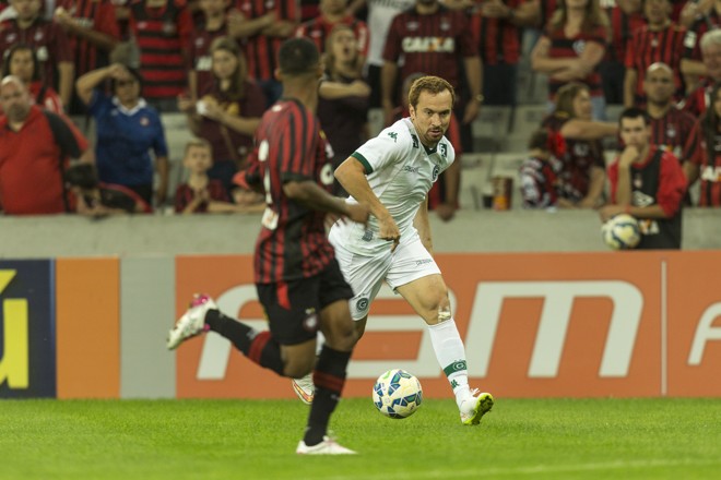 Zé Love, ex-Coritiba, foi o jogador mais visado pela torcida rubro-negra. | Marcelo Andrade/Gazeta do Povo