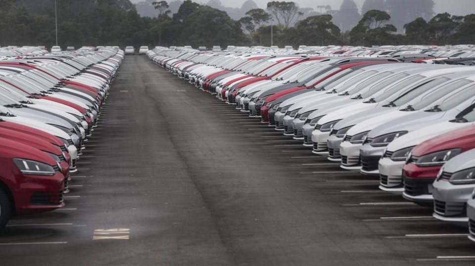 Pátio da fábrica da Volkswagen em São José dos Pinhais: montadora não ocupa todo o quadro de pessoal desde o início de 2014. | Brunno Covello/Gazeta do Povo