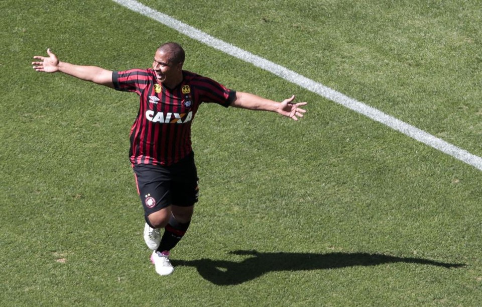 Walter, com problema na coxa, entrou no segundo tempo para definir a partida. Jogador não treinou direito para a partida, mas decidiu. | Miguel Schincariol/Folhapress