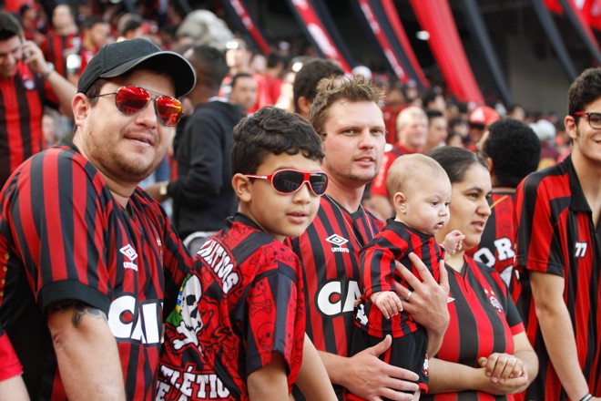 Dia dos pais também é comemorado na Arena com o jogo entre Atletico PR X Sport. | Daniel Castellano/Gazeta do Povo