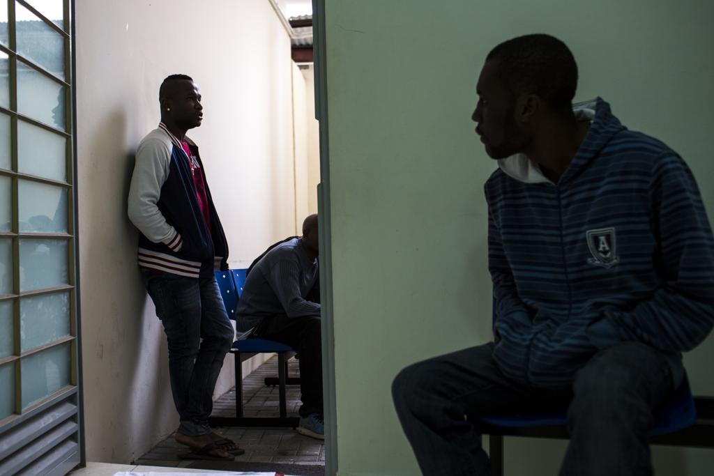 Todos os dias dezenas de haitianos ainda aparecem na Pastoral do Migrante - Regional Sul. Mas fluxo está diminuindo porque não há vagas de emprego. | Brunno Covello/Gazeta do Povo