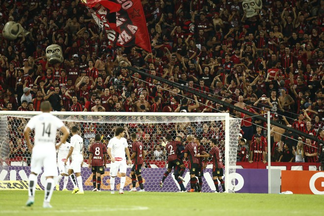 Jogadores do Atlético comemoram pênalti do Santos defendido pelo goleiro Weverton. | Hugo Harada/Gazeta do Povo