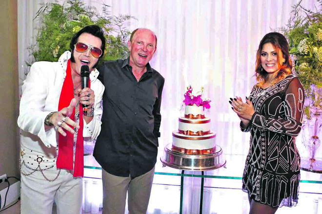 Fernanda Thomé com o marido, o empresário Geninho Thomé, e Rogério Cordoni, cover de Elvis Presley, na badalada festa de seu aniversário realizada sábado no edifício Maison Classique, no Batel | Foto: Jader da Rocha