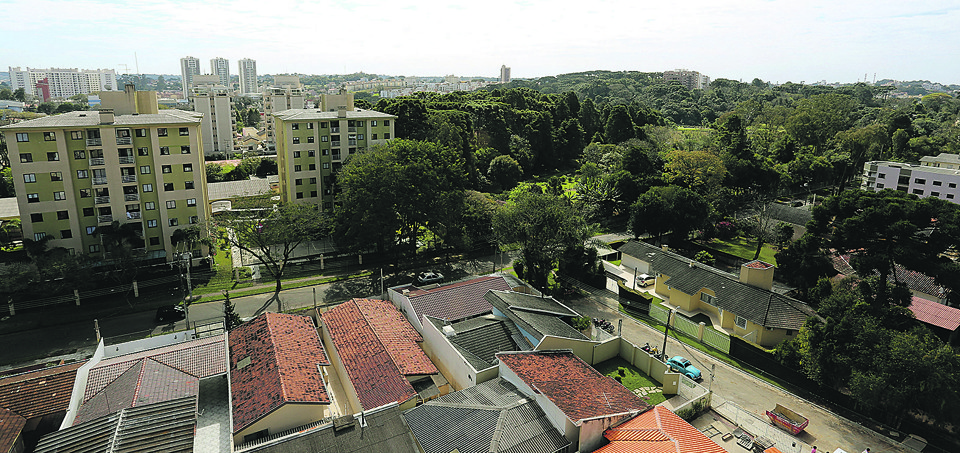 Expansão imobiliária levou novos empreendimentos para regiões em que a preservação ambiental é exigida por lei. | Ivonaldo Alexandre/Gazeta do Povo