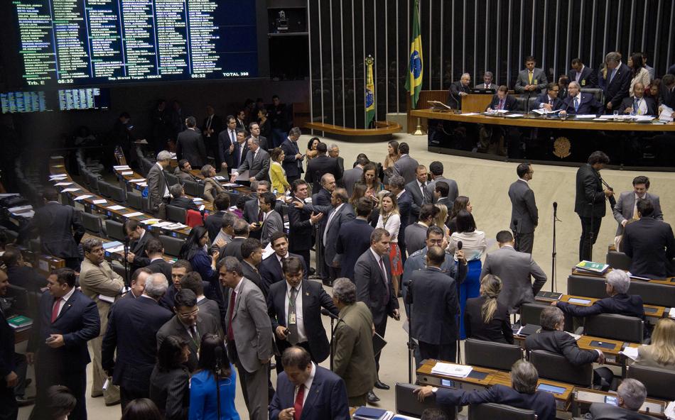 Plenário da Câmara dos Deputados: redução da maioridade penal agora segue para votação do Senado. | Fabio Rodrigues Pozzebom/Agência Brasil