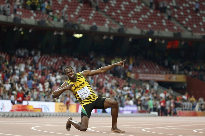 Em se tratando de Usain Bolt não poderia faltar a pose tradicional no fim da prova: tetracampeão. | LUCY NICHOLSON/REUTERS