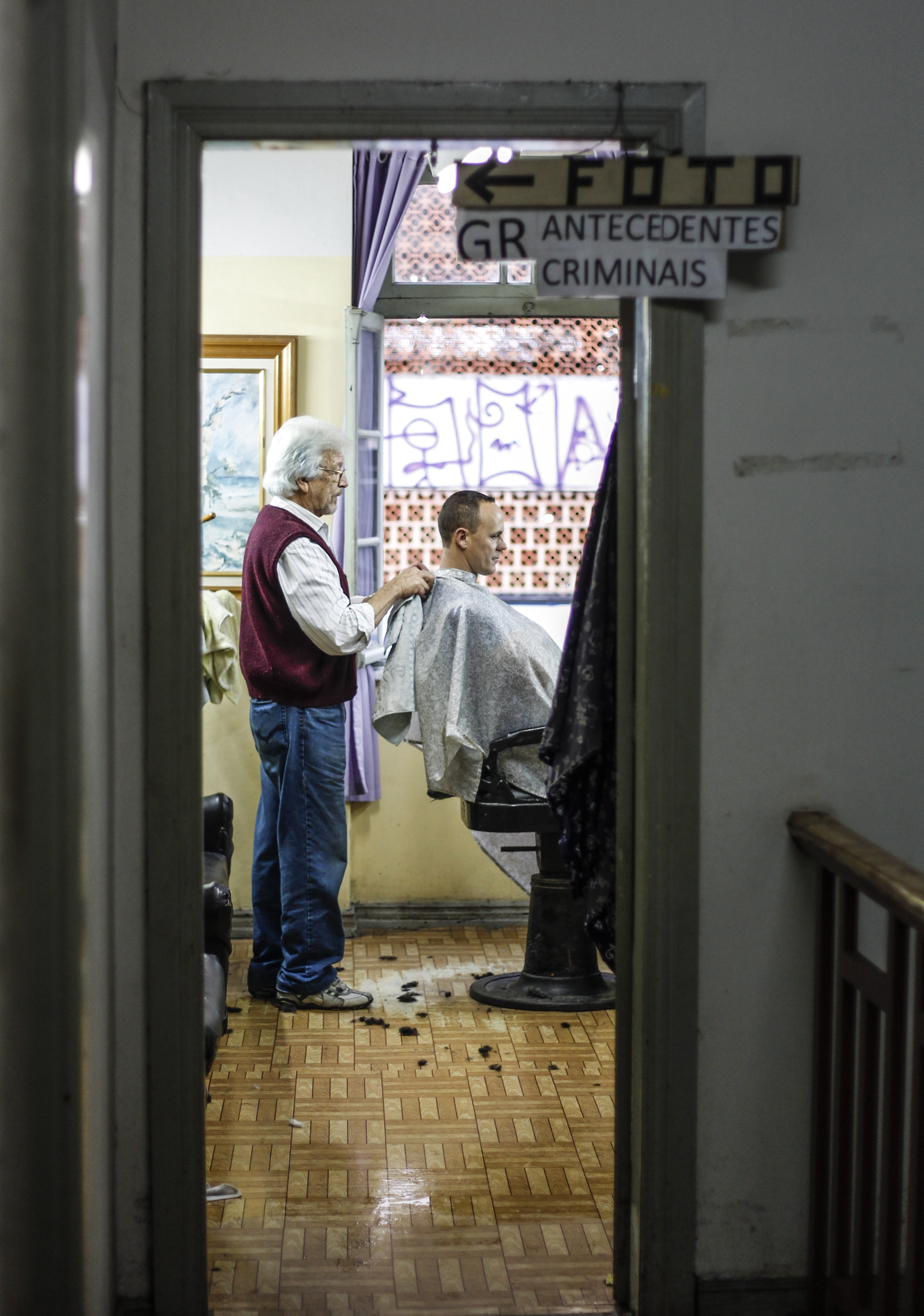 “Antece-dentes, barba, cabelo e bigode” movem a Barbearia do Vico. | Daniel Castellano/Gazeta do Povo