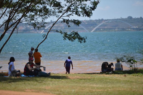 Participantes do evento Isoporzinho comemoram a liberação da orla do Lago Paranoá, após a derrubada de cercas e muros | Fabio Rodrigues Pozzebom/Agência Brasil