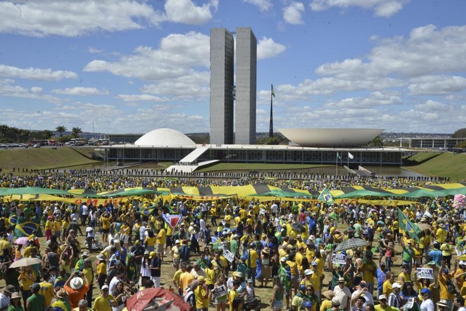 Manifestantes contra o governo em frente do Congresso Nacional: efeitos do protesto de domingo começam a ser avaliados na votação do projeto do FGTS. | Valter Campanato/Agência Brasil