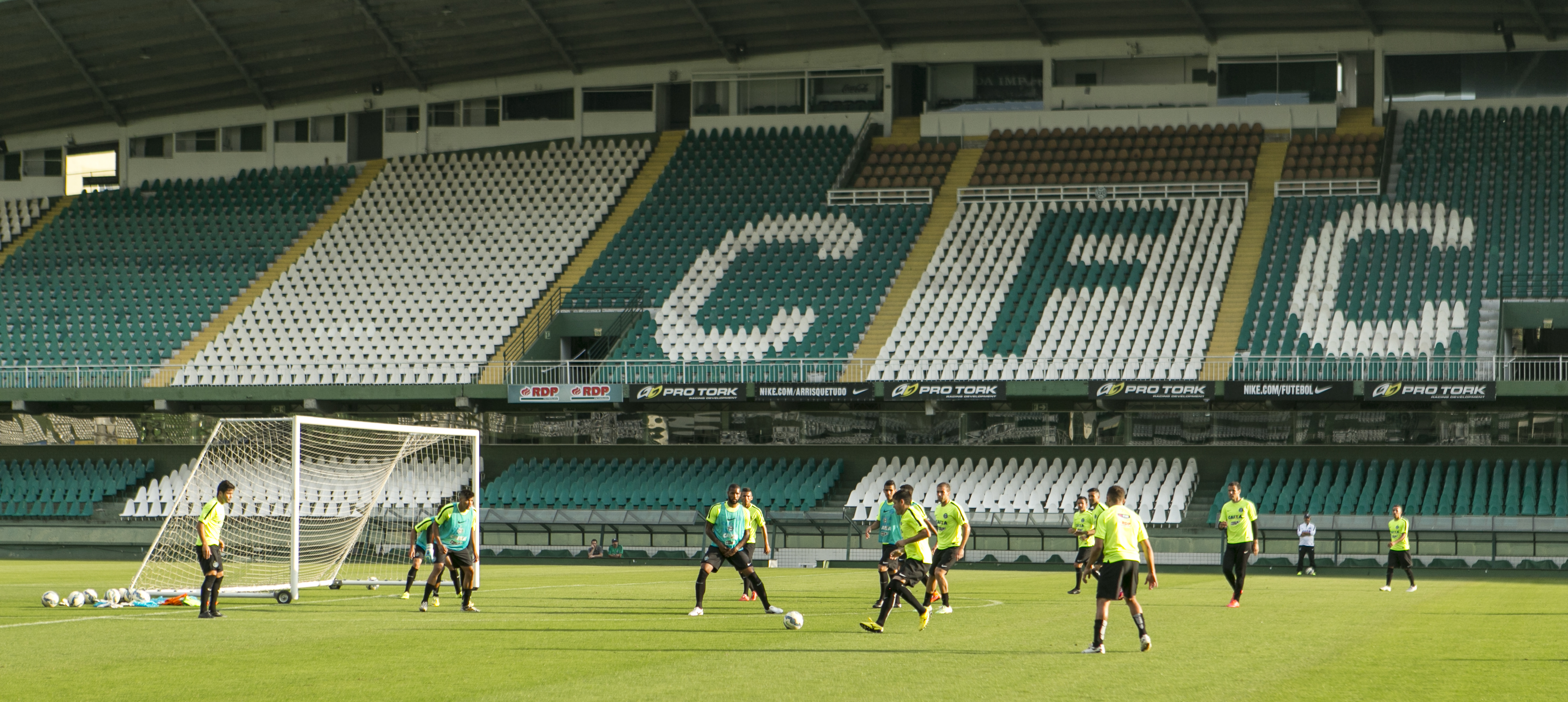 Coxa terminou 1º turno em 18º, com 18 pontos. Desde 2010, 61% dos clubes que fecharam o turno na ZR acabaram rebaixados. | Marcelo Andrade/Gazeta do Povo