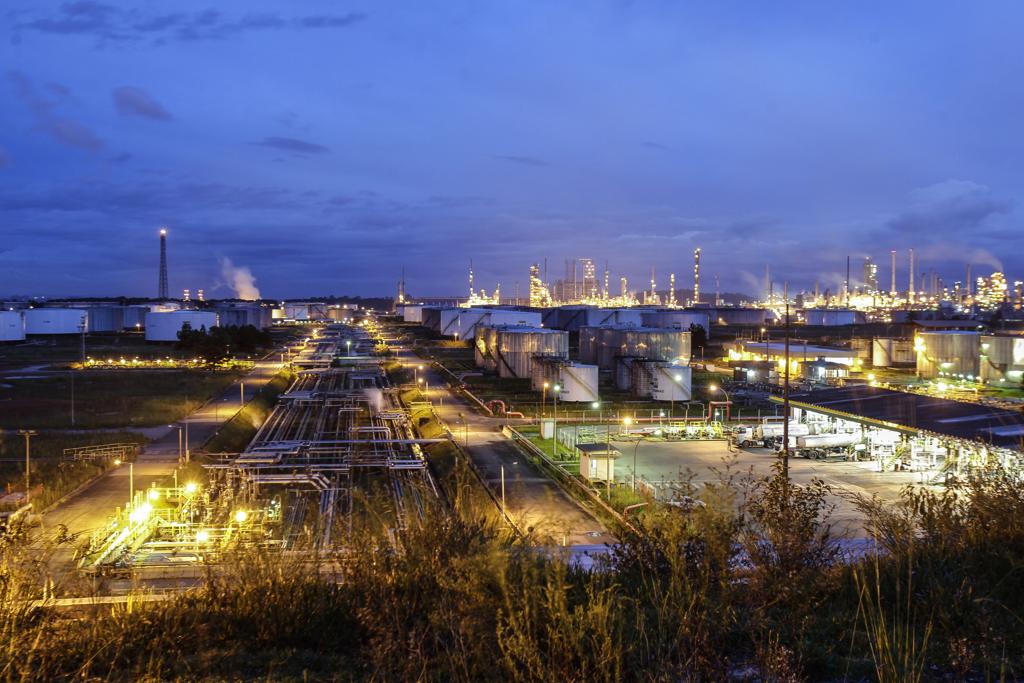 Vista noturna da Repar, em Araucária | Daniel Castellano/Gazeta do Povo
