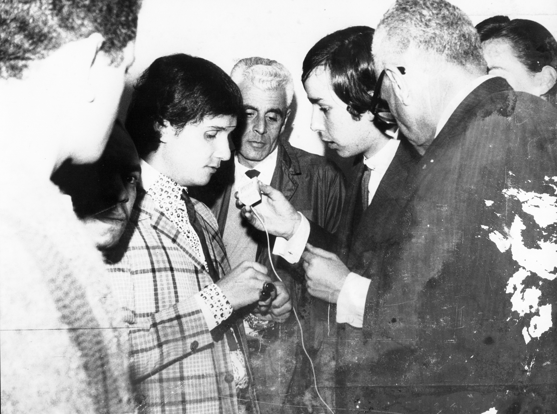 Apresentador, músico e cantor, Paulo Hilário, de latinha na mão, entrevista o rei Roberto Carlos. | Fotos: Acervo do Museu do Som Independente