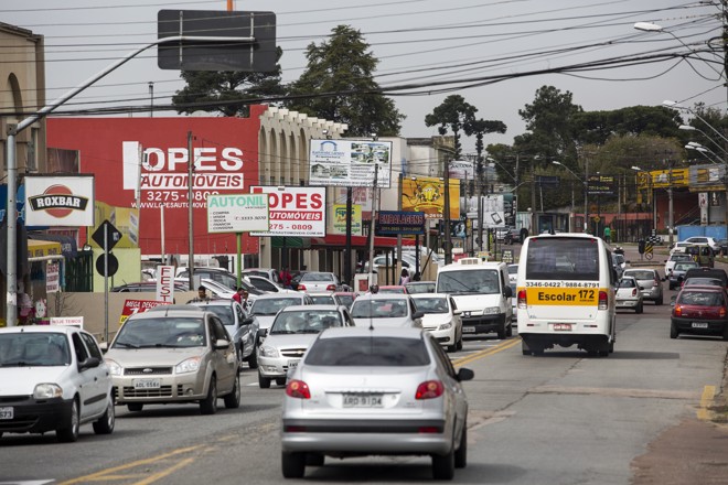 Na região da Escola Francisco Derosso o fluxo de veículos é grande. | Brunno Covello/Gazeta do Povo