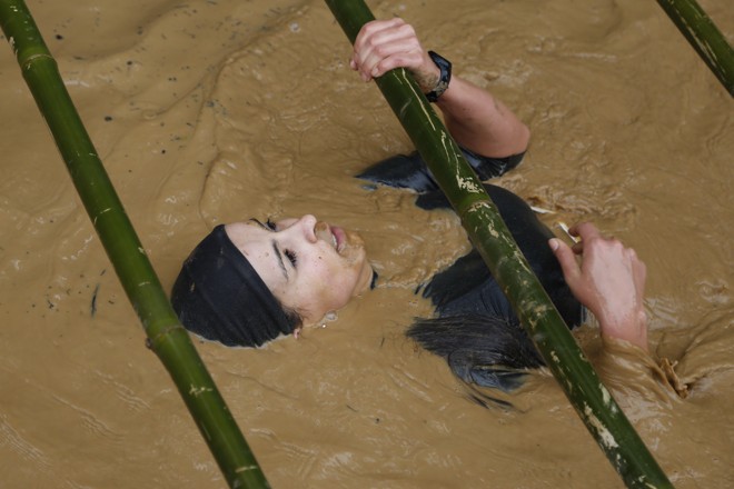Cuidado para não engolir lama. | Foto: Henry Milleo/Gazeta do Povo
