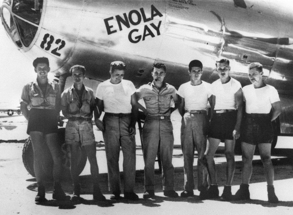 10 fatos assustadores sobre as bombas atômicas Militares americanos à frente do Enola Gay, avião responsável por soltar a bomba em Hiroshima | SE/mo/rix/STF