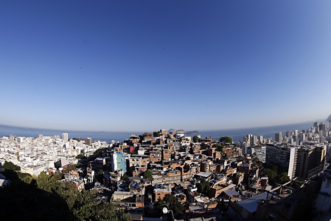 8 A comunidade do Cantagalo contrasta com as praias de Copacabana (à esquerda) e de Ipanema (à direita). | Albari Rosa/Gazeta do Povo