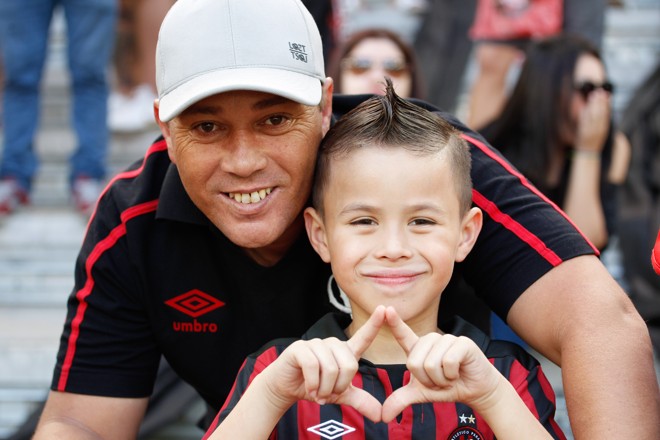 Dia dos pais também é comemorado na Arena com o jogo entre Atletico PR X Sport. | Daniel Castellano/Gazeta do Povo