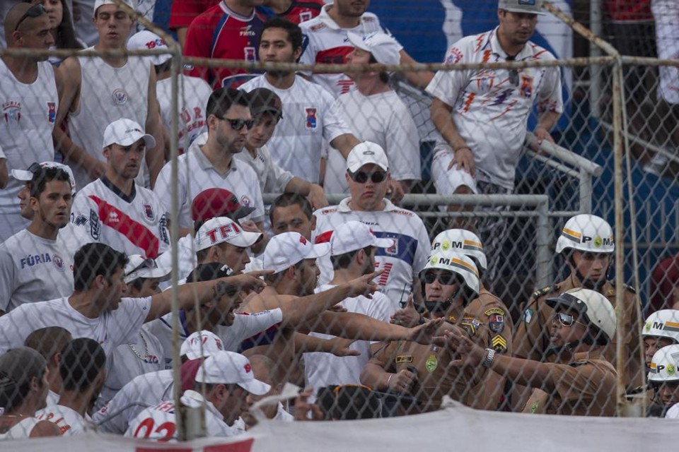 Torcida aponta para os baderneiros na arquibancada | Marcelo Andrade/Gazeta do Povo