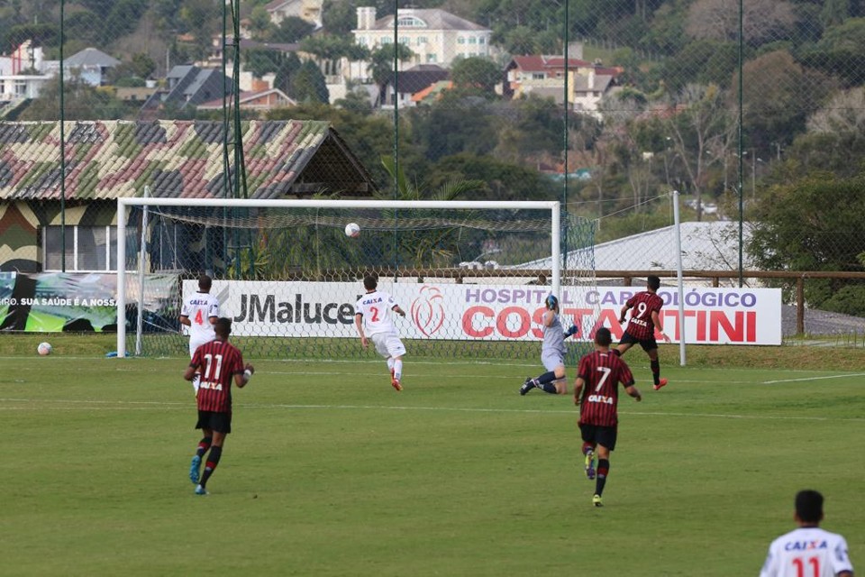 Primeiro gol de Bruno pelo Atlético na partida contra o Paraná pela Taça FPF. | Ivonaldo Alexandre/Gazeta do Povo