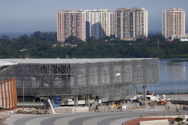Piso que reproduz o calçadão de Copacabana no Parque Olímpico da Rio-2016, com Arena de Handebol ao fundo, que dará origem a quatro escolas. | Albari Rosa/Gazeta do Povo