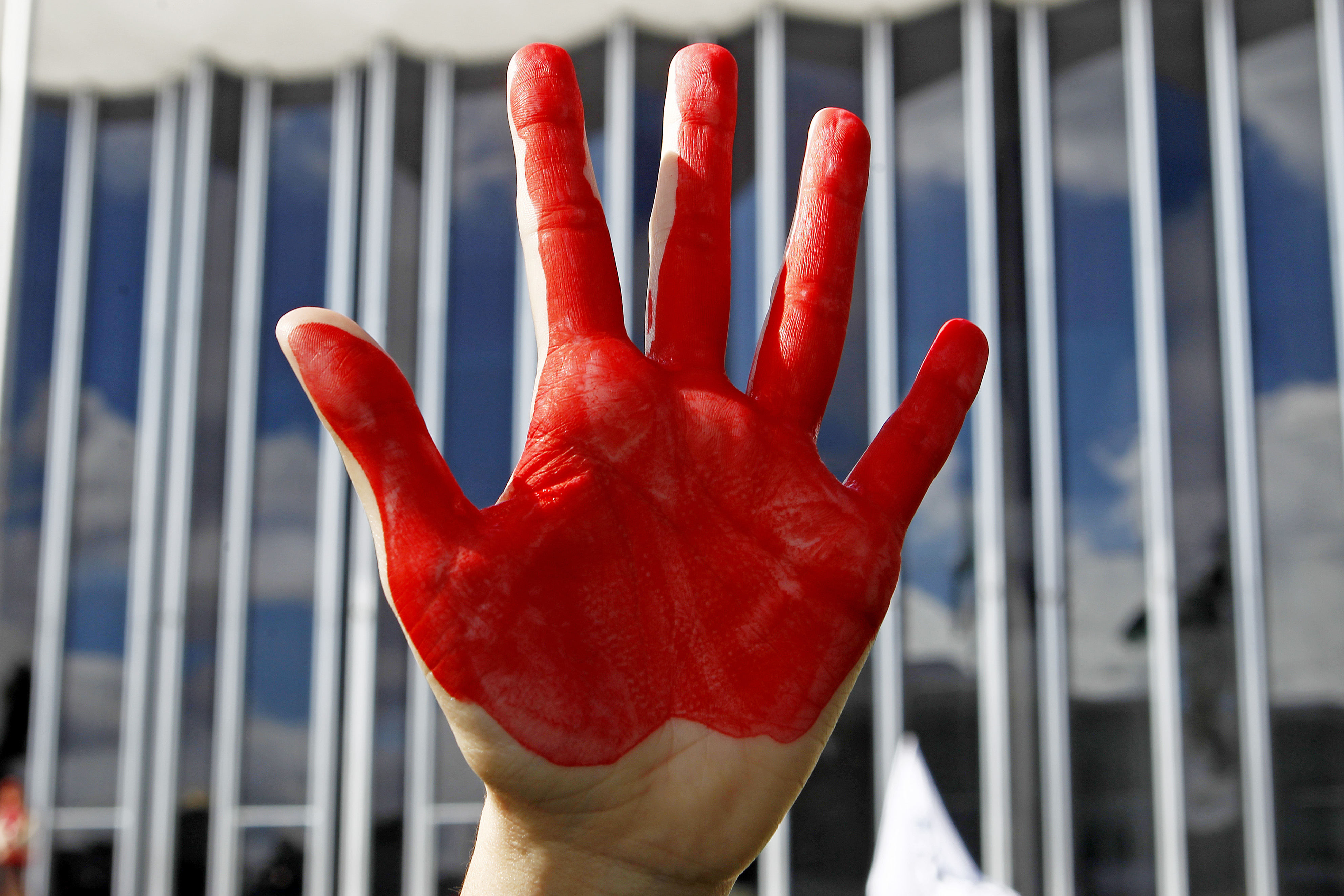 Imagem do protesto de professores no Centro Cívico: inquérito da polícia que apura abusos ainda não tem data para sair. | Antônio More/Gazeta do Povo