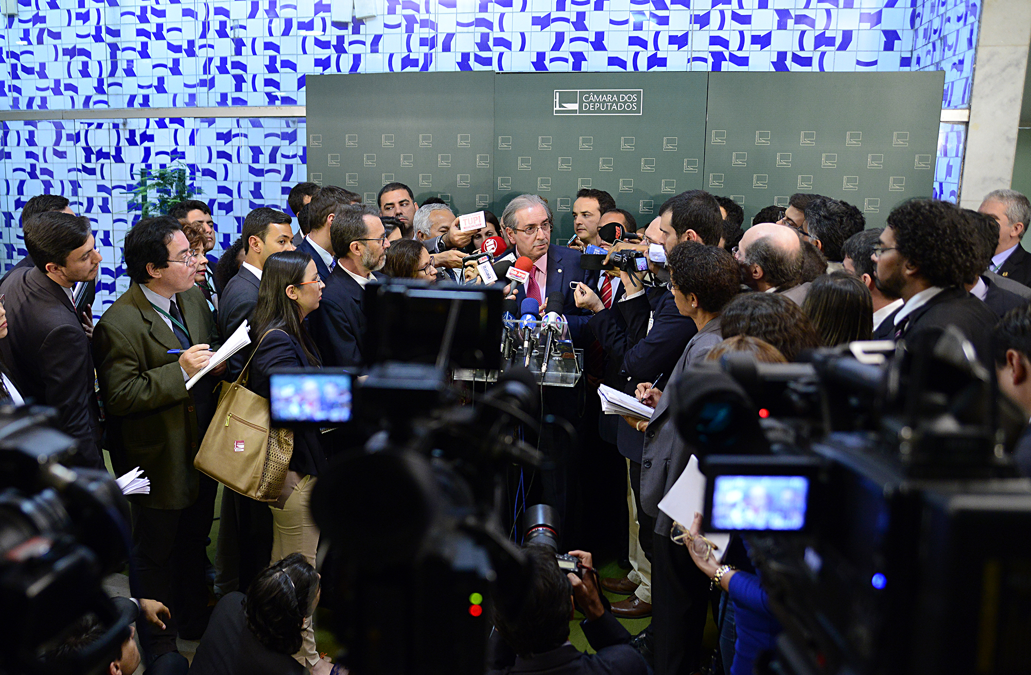 Eduardo Cunha é cercado por jornalistas na Câmara: nada de impeachment. | Nilson Bastian / Câmara dos Deputados