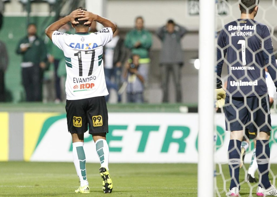 À frente do goleiro Marcelo Grohe, do Grêmio, o atacante coxa-branca Evandro lamenta chance perdida pelo time no Couto Pereira. | Daniel Castellano/Gazeta do Povo