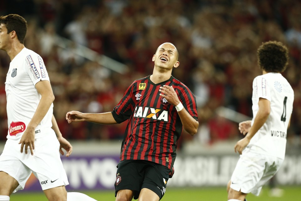 Marcos Guilherme lamenta oportunidade perdida contra o Santos. | Hugo Harada/Gazeta do Povo