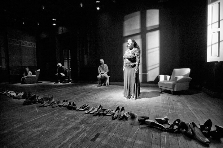 Atriz Silvia Monteiro durante apresentação de “Mar Paraguayo”: como no livro do escritor Wilson Bueno (1949-2010), cenas misturam português, espanhol e guarani. | Marcelo Almeida/Divulgação