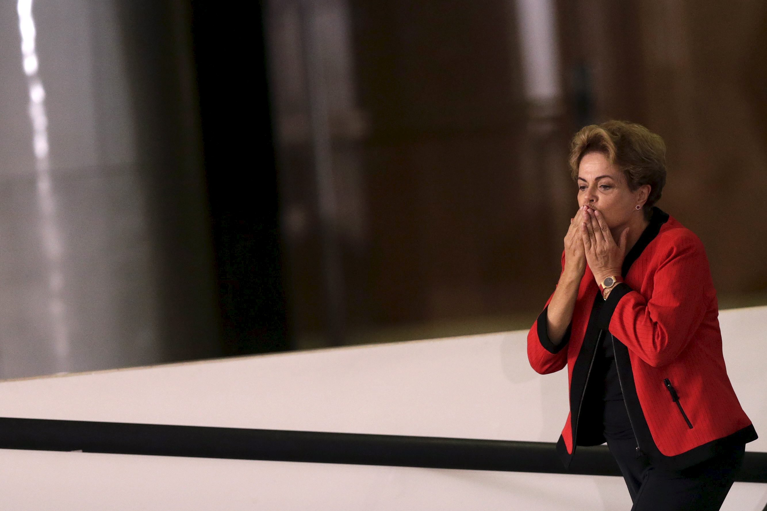 Dilma distribuiu afagos a na semana que passou. A estratégia, ao menos por ora, deu certo: ela ganhou tempo para explicar as pedaladas, que podem levar ao impeachment. | Ueslei Marcelino/Reuters