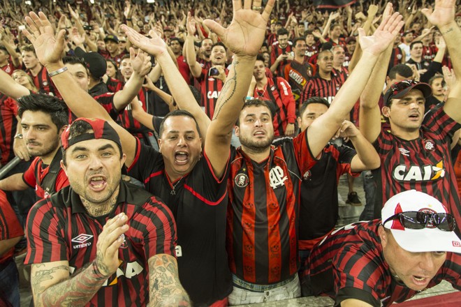 Ewandro marcou o terceiro e levou a torcida à loucura. | Marcelo Andrade/Gazeta do Povo