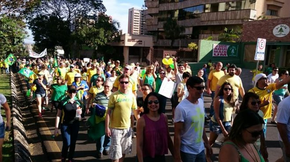 Aproximadamente 20 mil pessoas participaram do ato antigoverno em Londrina. | Fábio Luporini/JL