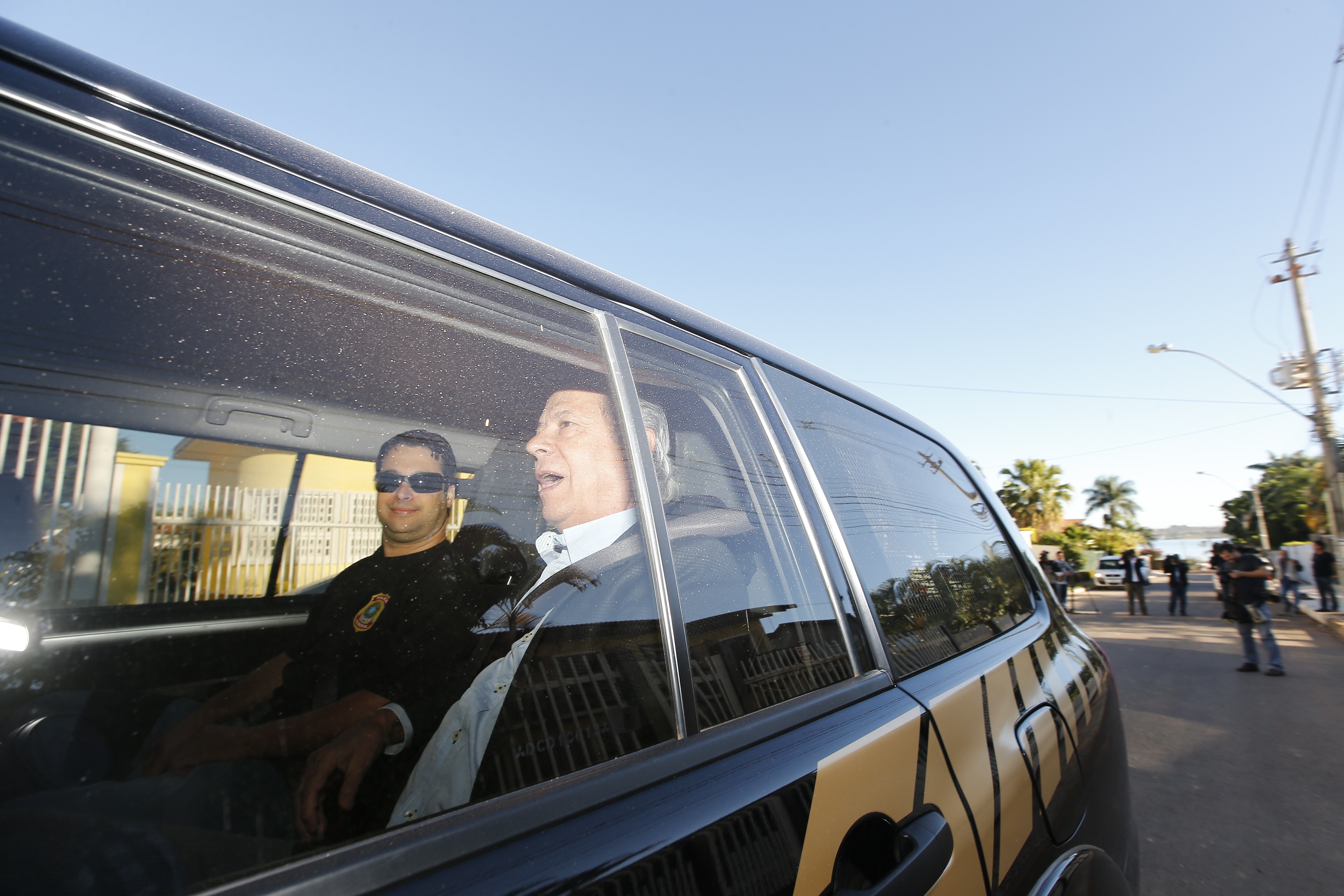 José Dirceu é transportado em carro da PF após ser preso. | Dida Sampaio/Estadão Conteúdo