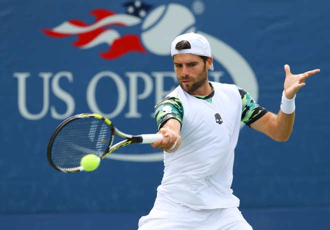 Simone Bolelli , da Itália, camuflado do exército. Destaque para a caveira no detalhe. | Jerry Lai/USA Today Sports