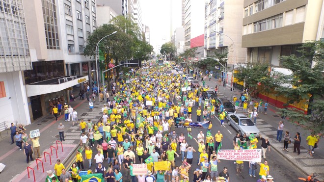 As críticas ao PT e ao governo federal deram o tom da manifestação. | Robert Leh/Gazeta do Povo/ Monarca Imagens