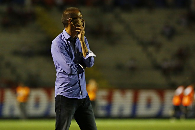 Camisa e calça jeans: figurino básico do técnico nos tempos de Vila Capanema. | Felipe Rosa