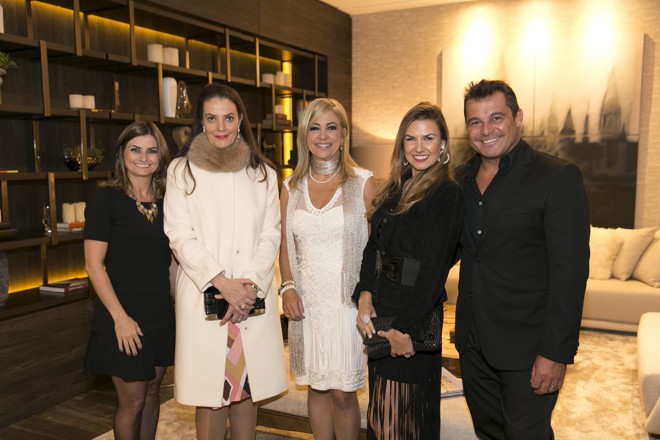 A diretora do GRPCom, Ana Amélia Filizola (de gola de pele), foi a personalidade homenageada pela arquiteta Elaine Zanon (vestido branco) e pela designer Cláudia Machado (à esq.) na Mostra Artefacto Curitiba 2015, aberta na quinta-feira com um movimentado coquetel. Também na foto, o CEO da Artefacto, Paulo Bacchi, e sua mulher, Laís (à dir.) | Foto: Diego Pisante