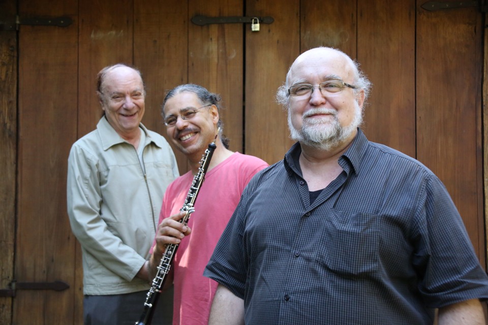 O instrumentista Ricardo Rodrigues, entre Jorge Antunes (à esq.) e Harry Crowl (à frente). | Elis Ribeirete/Divulgação