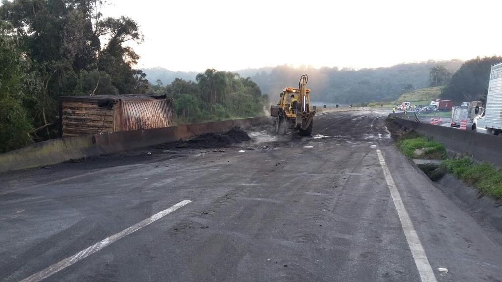 Limpeza da rodovia demandou trabalho especial | Divulgação/Polícia Rodoviária Federal