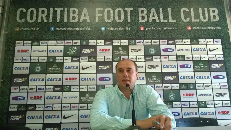 O diretor-executivo do Coritiba, Maurício Andrade, foi o responsável por anunciar as dispensas. | /