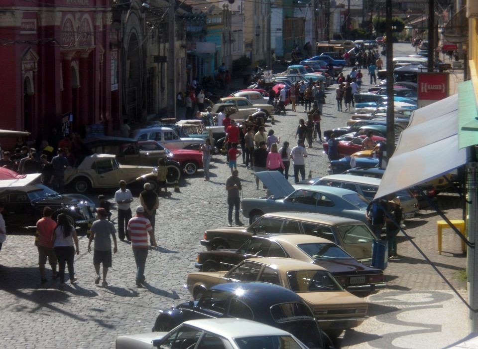 Avenida  Carlos Costa, em Antonina, durante a 14ª edição do  encontro de  veículos antigos. | Divulgação
