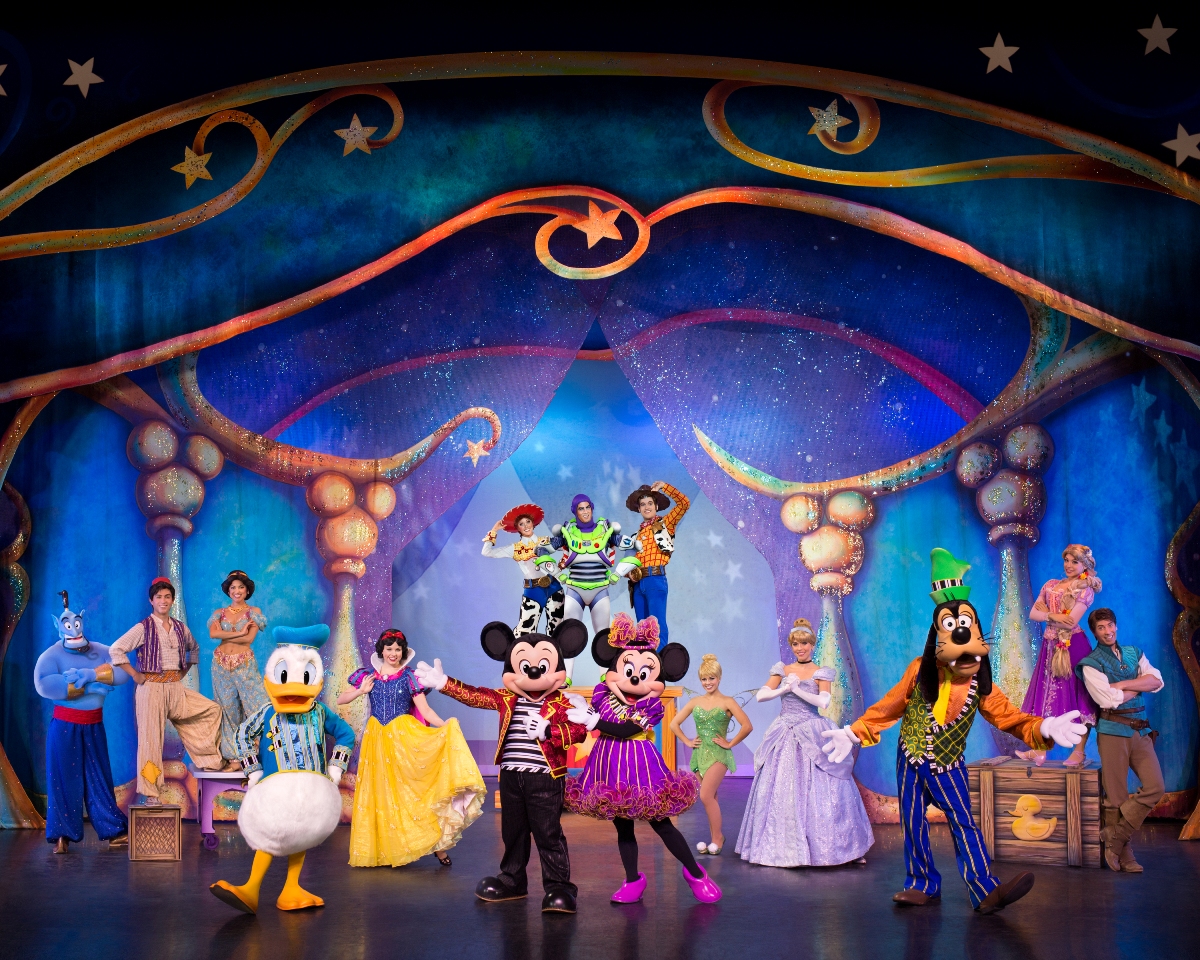 Mickey, Donald e as princesas dividem o palco. | Copyright Feld Entertainment/Divulgação