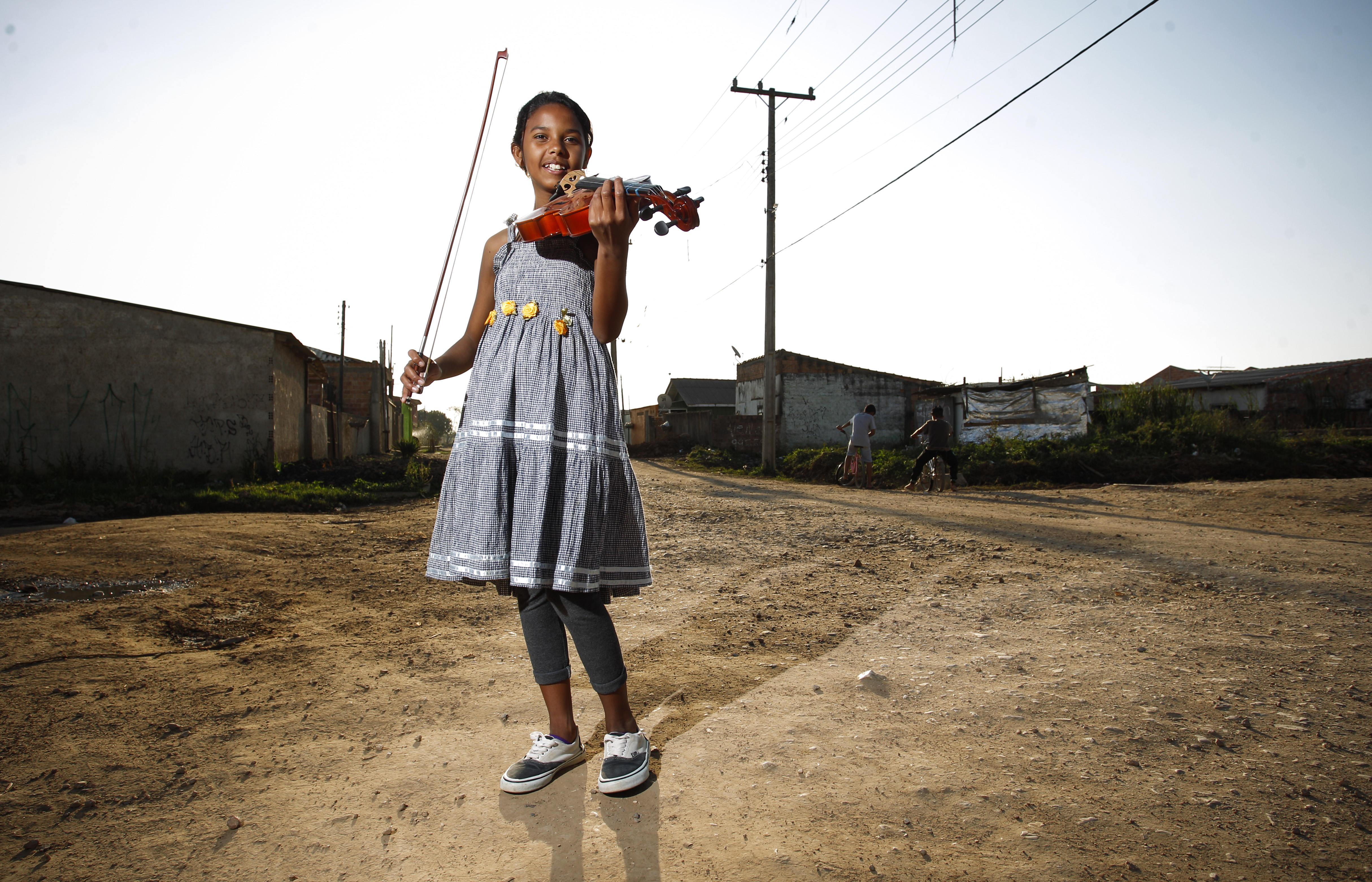 A oficineira da ONG Thaíza Dias: música em meio aos conflitos do Guarituba. | Daniel Castellano/Gazeta do Povo