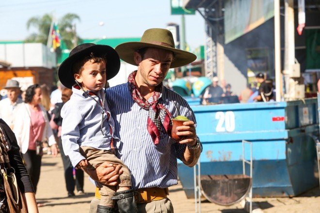 Costumes gaúchos são ensinados desde a infância. Foto: Daniela Barcellos-Palácio Piratini | 