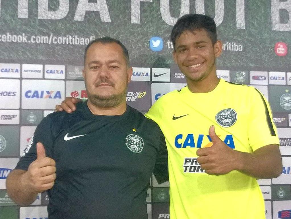 Coxa-branca Nelson José Castilho Jr assistiu ao treino e participou da entrevista coletiva com o atacante Evandro. | Eduardo Luiz Klisiewicz/Gazeta do Povo