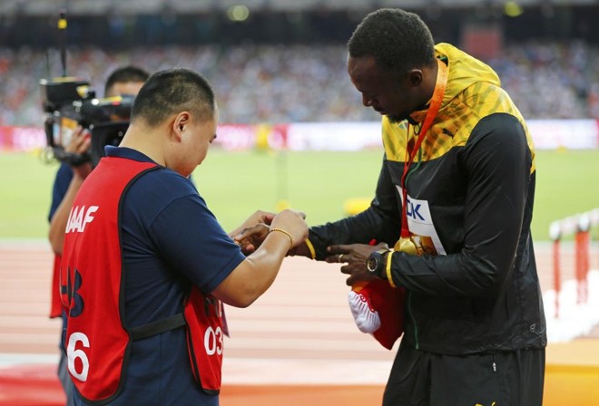 Junto com o pedido de desculpas, o cinegrafista deu uma pulseira de presente para o jamaicano; “o importante é que ele está bem”, comentou, aliviado, o atropelador de Usain Bolt. | DAMIR SAGOLJ/REUTERS